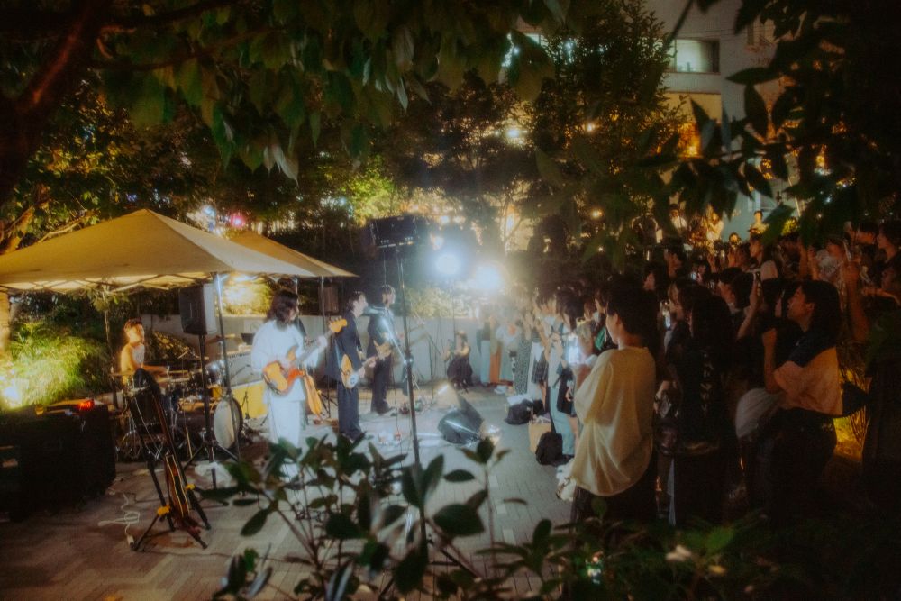 【ライブレポート】オレンジスパイニクラブ、渋谷の空に「ナイフ」を刻む ― KITAYA PARKフリーライブ
