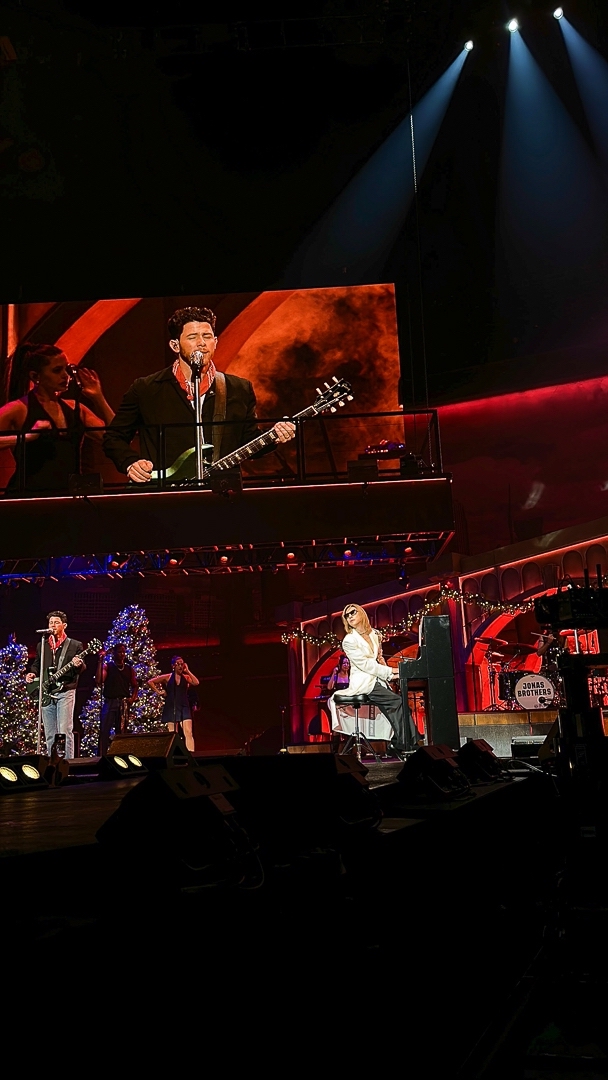 YOSHIKI、Jonas Brothers全米ツアーファイナルに電撃出演！到着10分後にリハーサルなしの”ぶっつけ本番”で1万8,000人を熱狂させる